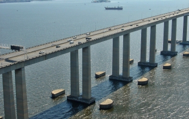 Com fluxo diário de 150 mil veículos, Ponte Rio-Niterói faz 50 anos
