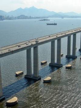 Com fluxo diário de 150 mil veículos, Ponte Rio-Niterói faz 50 anos